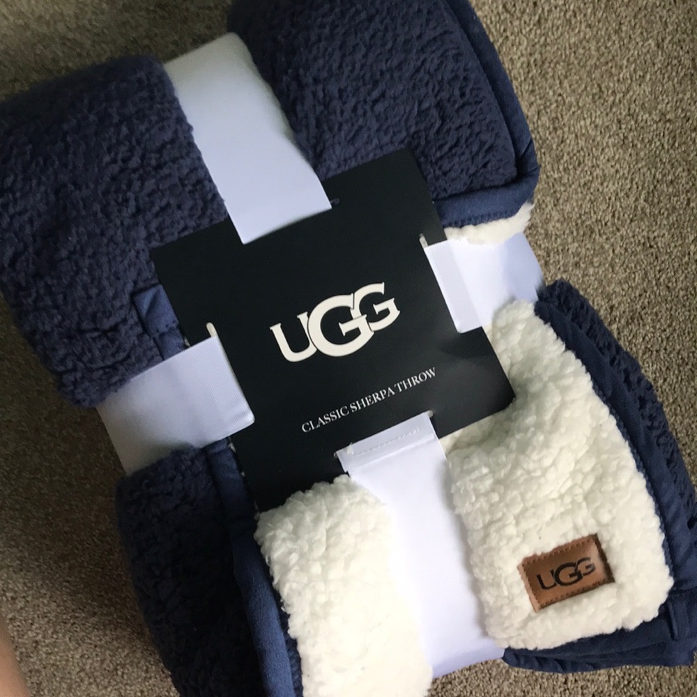UGG Classic Sherpa Throw Blanket - Navy